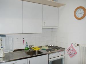 cocina con fregadero y fogones horno superior en Apartment Castagnola - Utoring-25 by Interhome, en Lugano