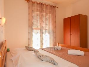 Apartment Andrija - RAB313 by Interhome tesisinde bir odada yatak veya yataklar