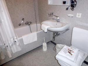ein Badezimmer mit einem Waschbecken, einer Badewanne und einem WC in der Unterkunft Apartment Castagnola - Utoring-31 by Interhome in Lugano