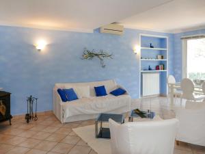 ディアーノ・カステッロにあるApartment Alberto B by Interhomeの白いソファと青い壁のリビングルーム