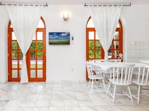 バラトンベレーニにあるHoliday Home Ruby 2 by Interhomeの白い部屋(テーブル、椅子、窓付)