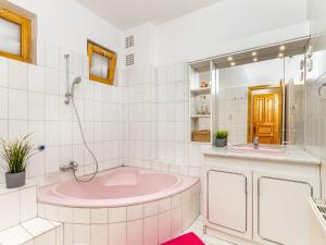 バラトンベレーニにあるHoliday Home Ruby 2 by Interhomeのバスルーム(ピンクのバスタブ、シンク付)