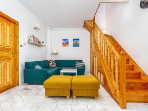 バラトンベレーニにあるHoliday Home Ruby 2 by Interhomeのリビングルーム(緑のソファ、階段付)