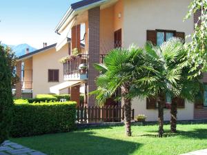 A garden outside Apartment Parco Musadino by Interhome