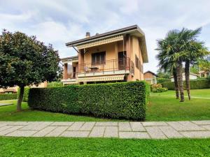 A garden outside Apartment Parco Musadino by Interhome