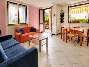 A seating area at Apartment Parco Musadino by Interhome
