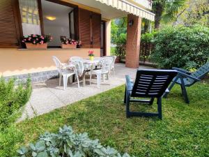 A garden outside Apartment Parco Musadino by Interhome