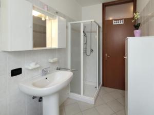 A bathroom at Apartment Parco Musadino by Interhome