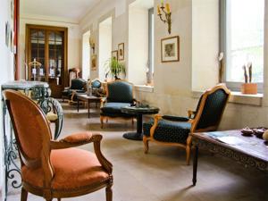 sala de estar con sillas y mesa en una habitación en APOSTROPHE Chambres d'Hôtes, en Montolieu