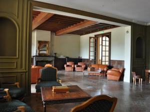 sala de estar con sofás, mesa y sillas en APOSTROPHE Chambres d'Hôtes, en Montolieu