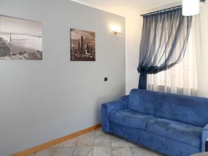 un divano blu in soggiorno con finestra di Apartment Schmid by Interhome a Caldonazzo