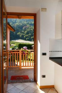 una cucina con porta che conduce a un balcone con vista di Apartment Schmid by Interhome a Caldonazzo