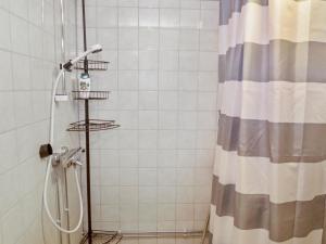 ルカにあるHoliday Home Varilan lomamajat nr1 by Interhomeのバスルーム(シャワー、シャワーカーテン付)