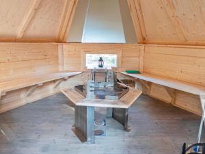 ein Raum mit einer Nähmaschine in einem Holzraum in der Unterkunft Holiday Home Varilan lomamajat nr1 by Interhome in Ruka