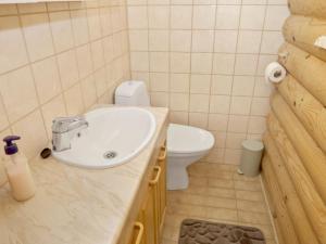 ein Badezimmer mit Waschbecken und Toilette in der Unterkunft Holiday Home Varilan lomamajat nr2 by Interhome in Ruka