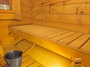 ルカにあるHoliday Home Varilan lomamajat nr2 by Interhomeの木造キャビンのベッド1台 バケツ付