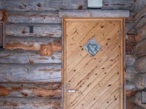 ルカにあるHoliday Home Saukkokumpu 3 by Interhomeの丸太小屋の裏側に木製の扉