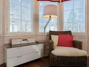 ルカにあるHoliday Home Vuosselinhovi a by Interhomeの椅子、ランプ、窓が備わる客室です。