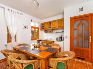 バラトンベレーニにあるHoliday Home Ruby 1 by Interhomeのキッチン(木製テーブル、椅子付)