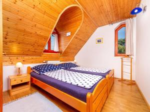 バラトンベレーニにあるHoliday Home Ruby 1 by Interhomeの木製の天井が特徴のベッドルーム1室(ベッド1台付)
