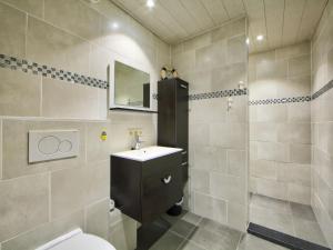 Koupelna v ubytování Apartment Apt- 403 by Interhome + 15 fotografií