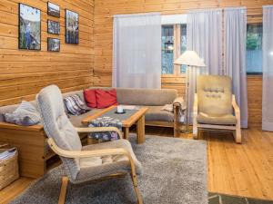 ルカにあるHoliday Home Purnukylä 6 by Interhomeのリビングルーム(ソファ、テーブル、椅子付)