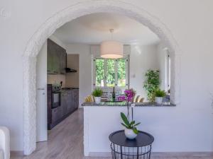 un arco en una cocina con mesa en Holiday Home Villa Zaferina - CCO113 by Interhome, en Carriola
