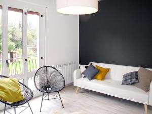 Una sala de estar con un sofá blanco y sillas. en Holiday Home Villa Zaferina - CCO113 by Interhome, en Carriola