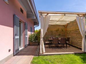 Patio alebo iná vonkajšia časť ubytovania Holiday Home Gelsomini - CCO520 by Interhome