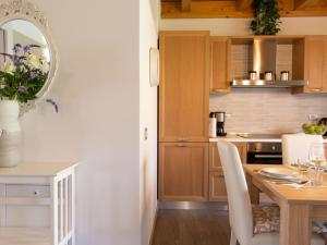Kuchyňa alebo kuchynka v ubytovaní Holiday Home Gelsomini - CCO520 by Interhome