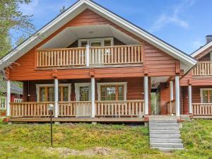 una casa in legno con portico e terrazza di Holiday Home Kiela 2 by Interhome a Levi