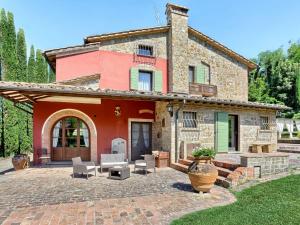 una casa de piedra con un patio frente a ella en Villa Fonte di Pillo by Interhome, en Querce