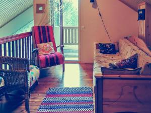 ein Wohnzimmer mit einer Couch und einem Sessel in der Unterkunft Holiday Home Käenkukka in Luosto