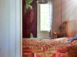 ein Schlafzimmer mit einem Bett und einem Fenster in der Unterkunft Holiday Home Käenkukka in Luosto