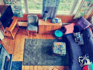 ein Wohnzimmer mit einer Couch und einem Sessel in der Unterkunft Holiday Home Käenkukka in Luosto