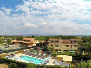 einen Luftblick auf ein Resort mit einem Pool in der Unterkunft Apartment Riviera 9 by Interhome in Marina di Cecina