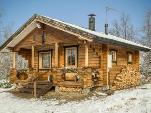 a log cabin in the snow at Holiday Home Pikkupöllö in Kaaresuvanto