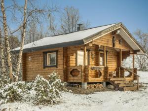 a small log cabin in the snow with snow at Holiday Home Pikkupöllö in Kaaresuvanto +15 photos