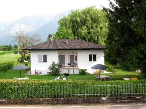 カルチェラーニカ・アル・ラーゴにあるHoliday Home Villetta ai Pini-2 by Interhomeの白い家