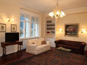 TV a/nebo společenská místnost v ubytování Apartment La Perla del Lago by Interhome