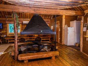 eine Küche mit einer großen Glocke in einer Hütte in der Unterkunft Holiday Home Kuusenkatve by Interhome in Ruokonen