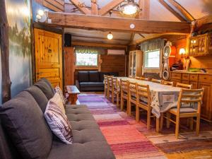 ein Wohnzimmer mit einer Couch und einem Tisch und Stühlen in der Unterkunft Holiday Home Kuusenkatve by Interhome in Ruokonen + 21 Fotos