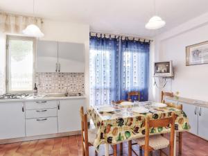 une cuisine et une salle à manger avec une table et des chaises dans l'établissement Apartment Riviera 5 by Interhome, à Marina di Cecina