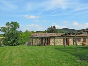 ein Steinhaus mit einem großen Hof davor in der Unterkunft Holiday Home Ginestra by Interhome in Canneto