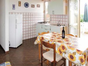 kuchnia ze stołem z kwiecistym blatem w obiekcie Apartment Riviera 1 by Interhome w mieście Marina di Cecina