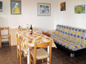 salon ze stołem i kanapą w obiekcie Apartment Riviera 1 by Interhome w mieście Marina di Cecina