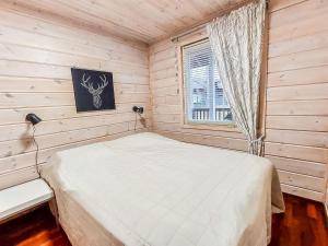 ユッラスヤルヴィにあるHoliday Home Ylläs iisakki as- 10 b by Interhomeの小さなベッドルーム(ベッド1台、窓付)