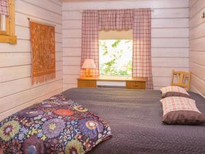 ターコブオリにあるHoliday Home Mulligan by Interhomeのベッドルーム1室(ベッド1台、デスク、窓付)
