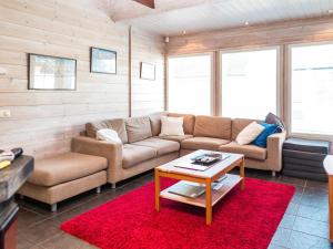 een woonkamer met een bank en een tafel bij Holiday Home Alppituulahdus 10a by Interhome in Valkeinen