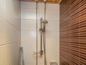 ターコブオリにあるHoliday Home Tahko spa junior suite orange a6 by Interhomeのバスルーム(シャワー、シャワーヘッド付)が備わります。